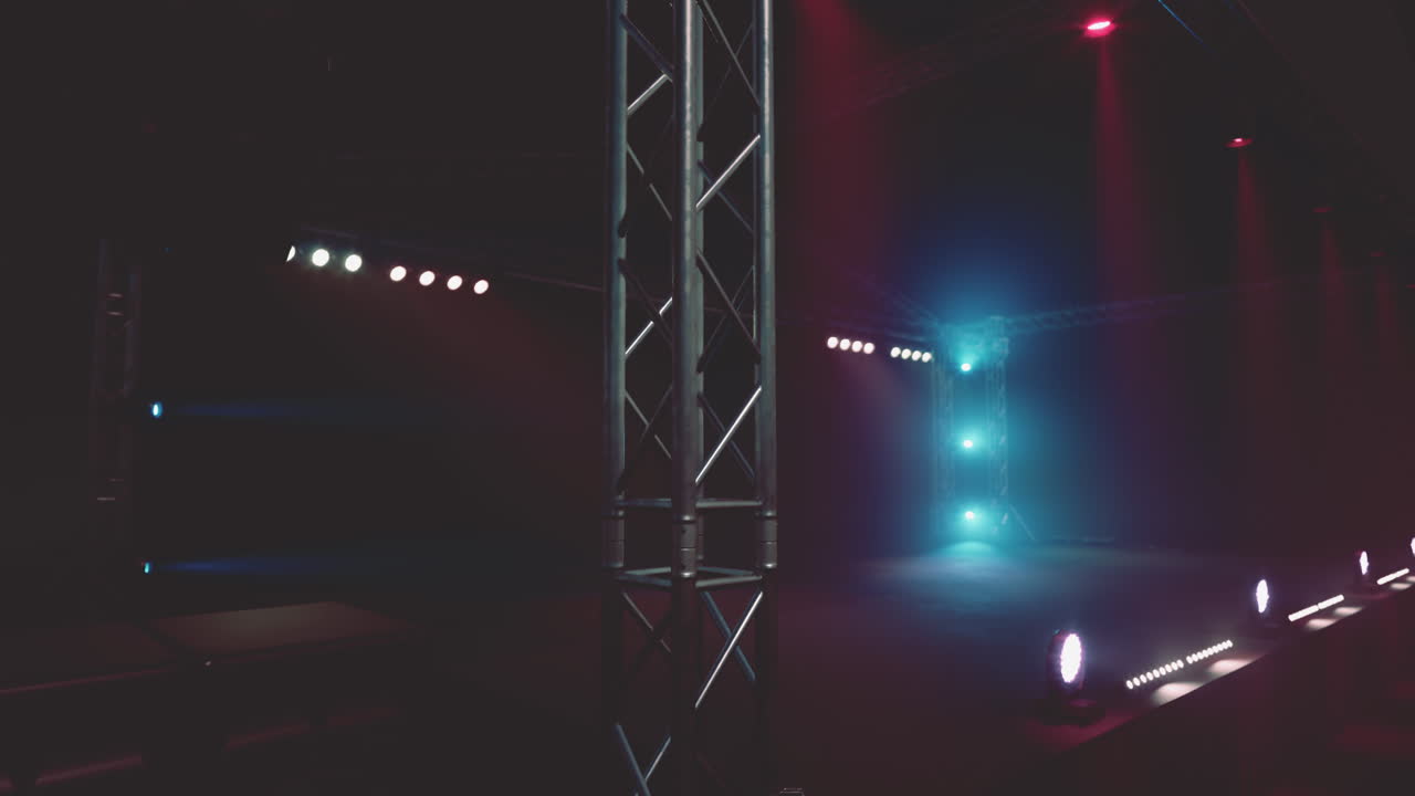 escenario de concierto vacío con iluminación de colores