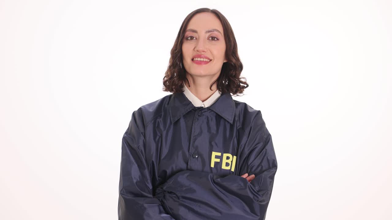 Donna con giubbotto dell'FBI
