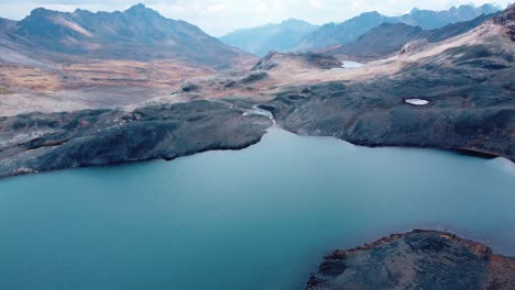 Increíble-Cordillera-Y-Lagos-En-Emblemáticas-Montañas-De-Los-Andes-En-Huaraz-Fantásticos-Lugares-Alternativos-Para-Turismo-Y-Trekking-En-Perú-Más-Allá-De-Machupicchu