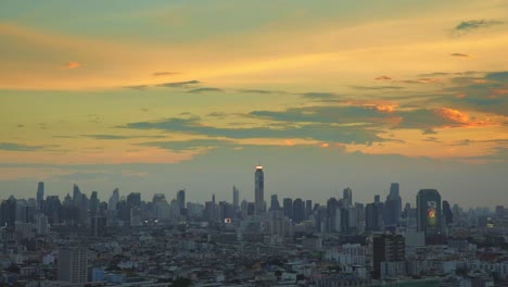 Hermosa-Puesta-De-Sol-Sobre-La-Ciudad-De-Bangkok-Con-Rascacielos-En-El-Horizonte,-Tailandia