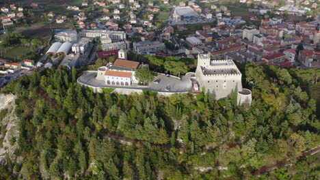 Estrecha-Toma-Aérea-En-órbita-Izquierda-Del-Castillo-De-Monforte-En-Campobasso-Con-La-Ciudad-Al-Fondo