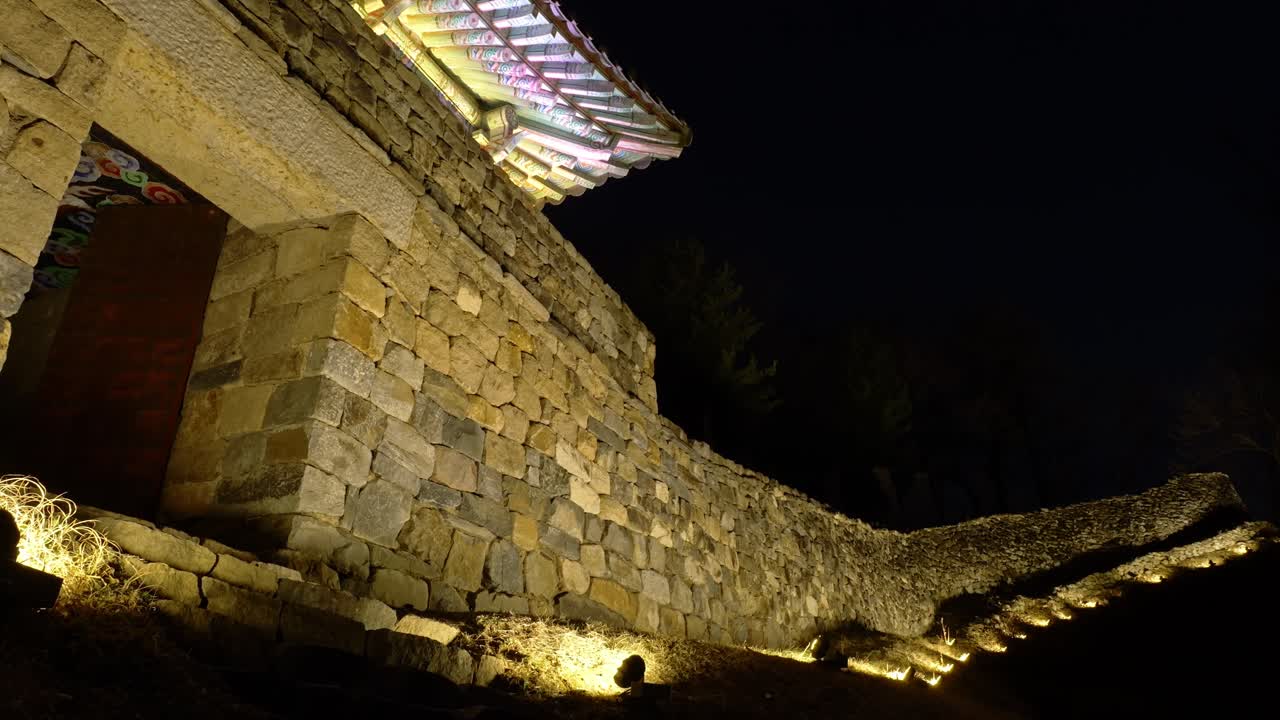 Esterno della fortezza di pietra Gongsanseong illuminata di notte a Gongju, provincia di Chungcheongnam-do, Corea del Sud. Ripresa dal basso.