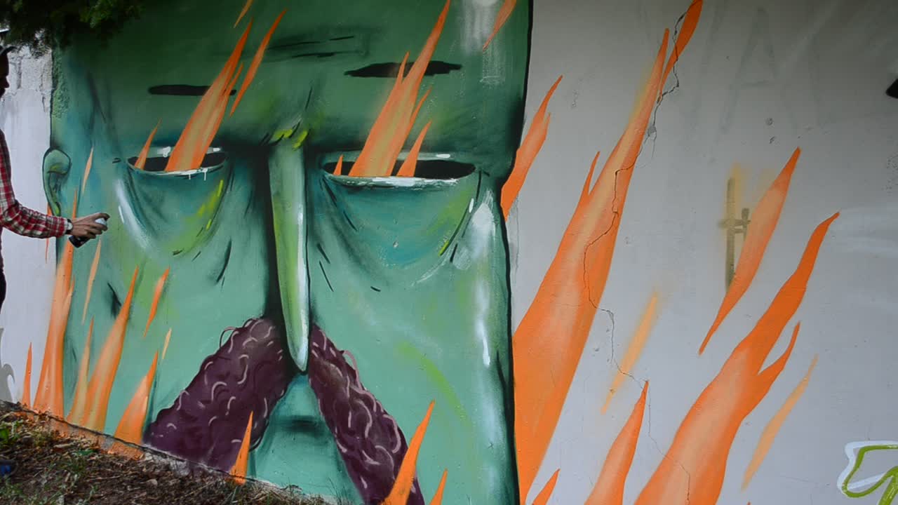 L'artista disegna graffiti su una recinzione, disegno di Kozak.