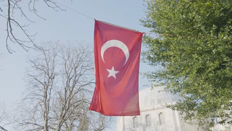 la bandera turca colgada en estambul