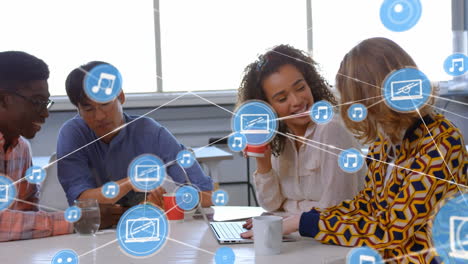 animación de una red de iconos digitales sobre diversos colegas discutiendo juntos en la oficina
