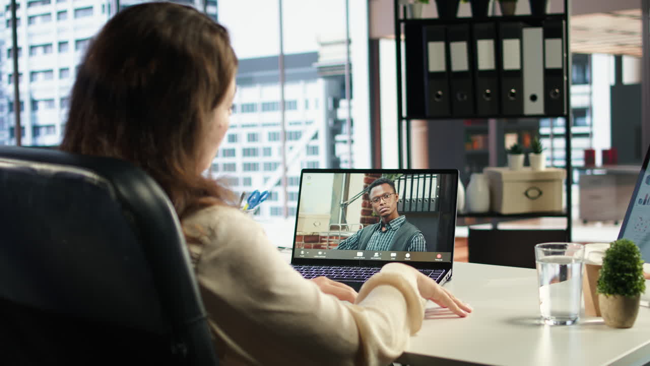 una directora discute la responsabilidad social corporativa por videoconferencia