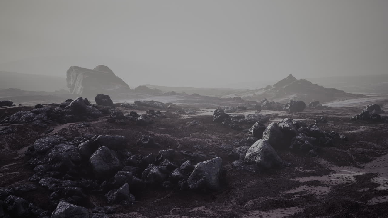paisaje montañoso brumoso con cornisa de nieve sobre el abismo dentro de la nube