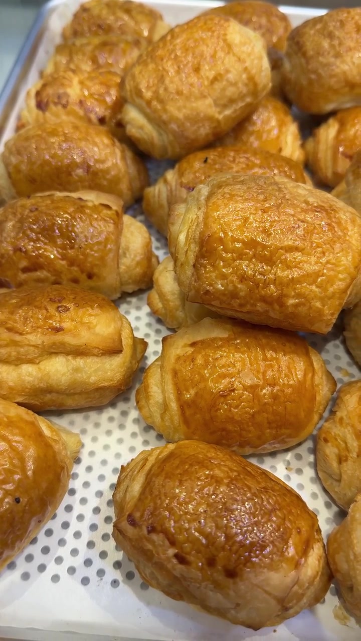 Pasticcini dorati appena sfornati su un vassoio da forno