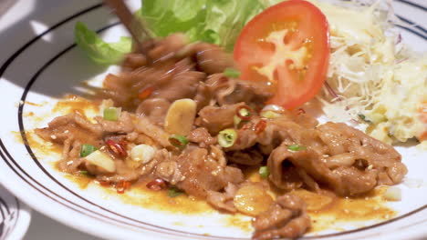 Mezclar-Un-Plato-De-Carne-Picante-Salteada-Con-Ensalada-De-Verduras-De-Tomate-En-Rodajas,-Lechuga-Y-Repollo-A-Los-Lados