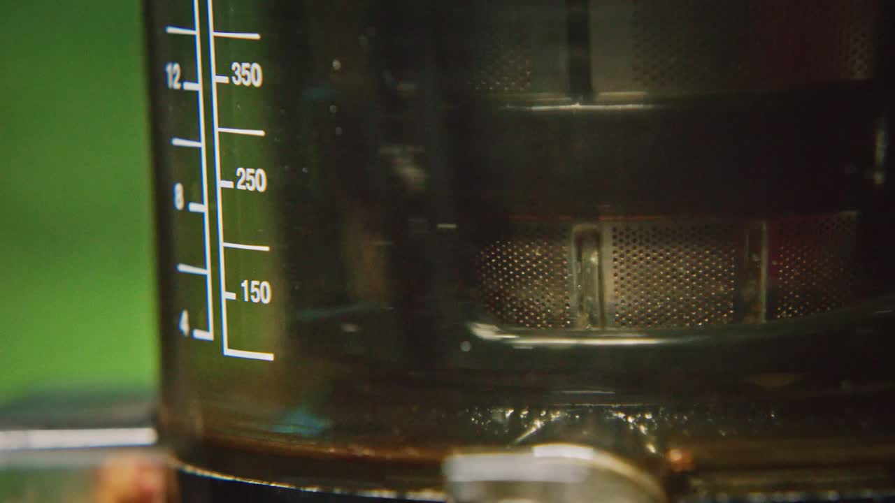 primer plano del exprimidor omega, exprimido