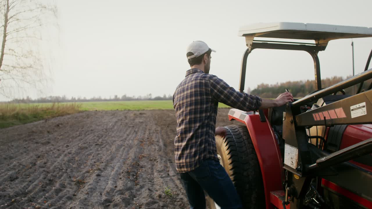 Agricoltore al lavoro su un trattore in un campo