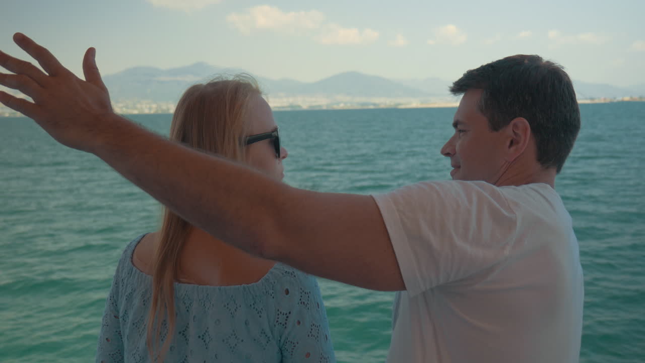 바다 여행 을 즐기고 셀피 를 찍는 부부