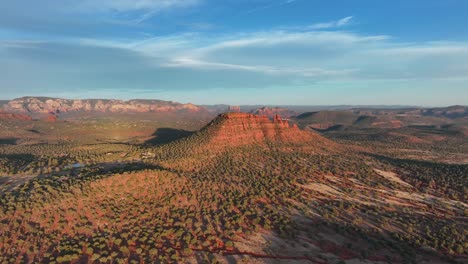 Imponentes-Formaciones-Rocosas-En-Sedona,-Arizona---Toma-Aérea-De-Drones