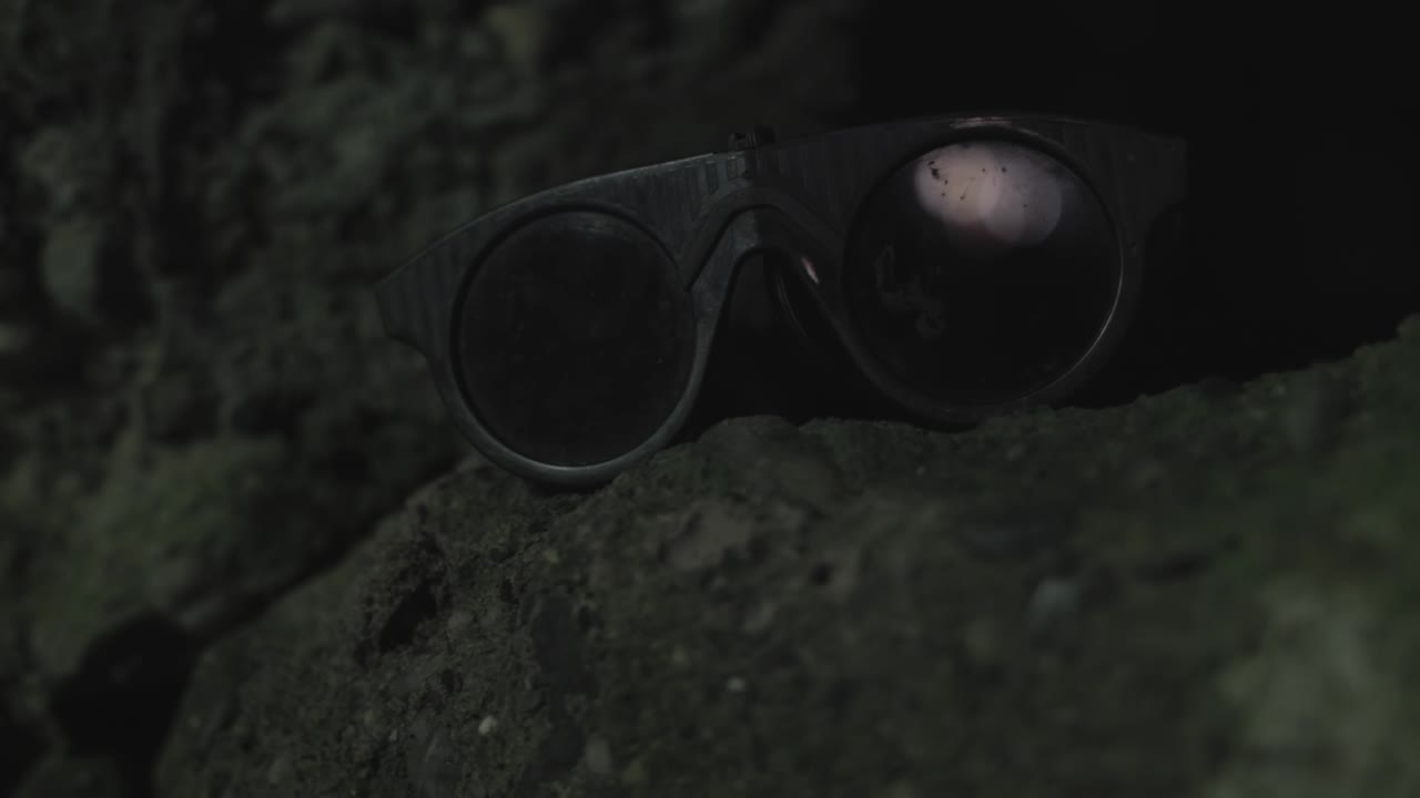 reflejo del soldador en gafas de soldadura de mano