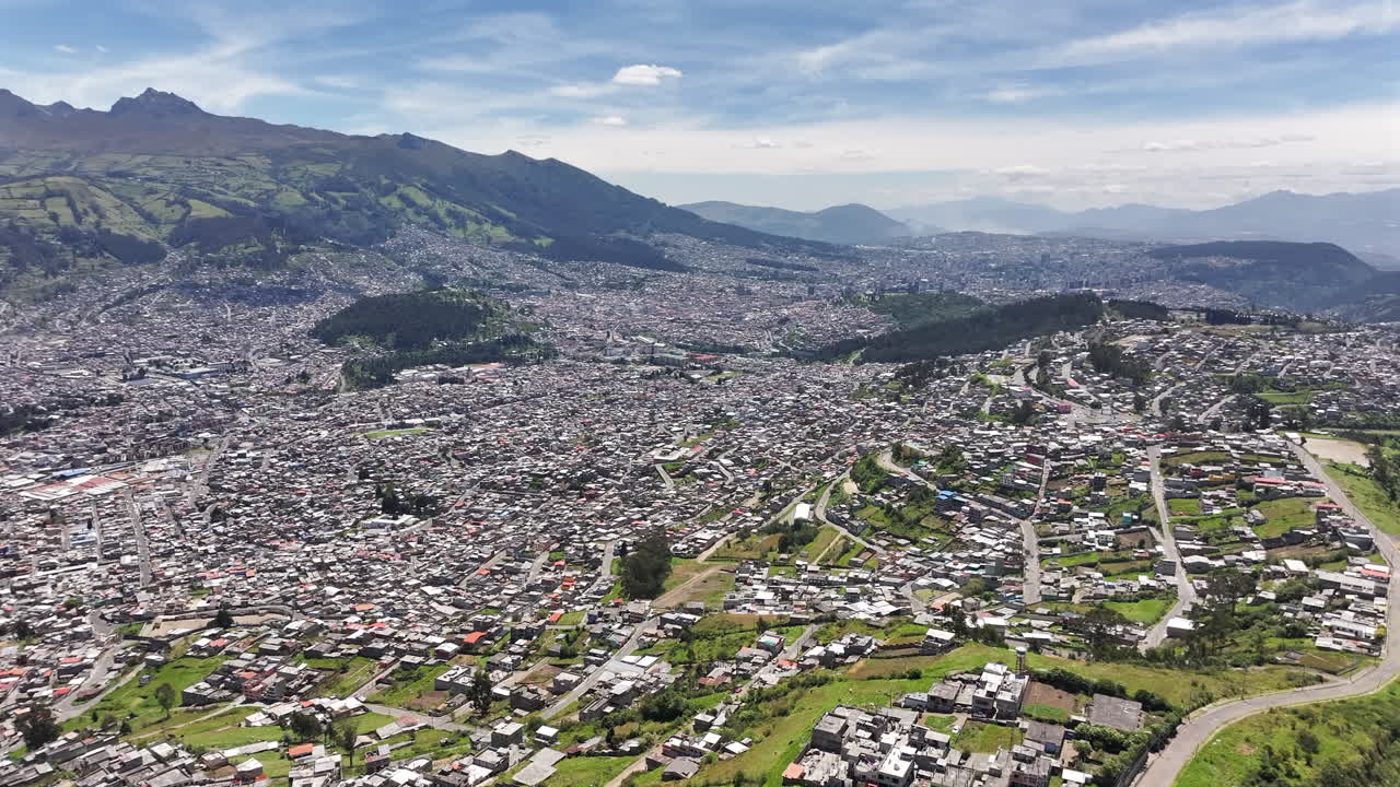 Vista aerea panoramica, strade del paesaggio urbano, centro di Quito, Ecuador, Sud America, montagne, cielo blu.