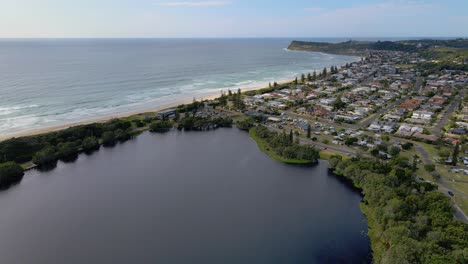 Lago-Ainsworth-Rodeado-De-árboles-De-Té-En-La-Costa-Del-Océano---Cabeza-De-Lennox,-Nsw,-Australia---Drone-Aéreo