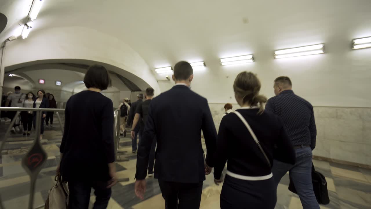 지하철 역 통로