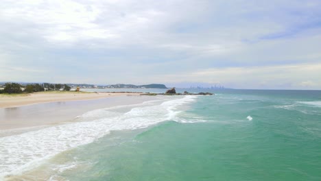 Playa-De-Arena-En-Currumbin-En-Un-Día-Brillante-En-Verano---Currumbin-Beach,-Qld,-Australia