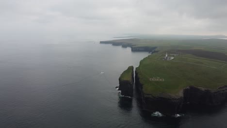 Disparo-De-Drones-De-Un-Barco-De-Pesca-Bajo-Los-Acantilados-Del-Mar-En-Loop-Head-Clare-Irlanda