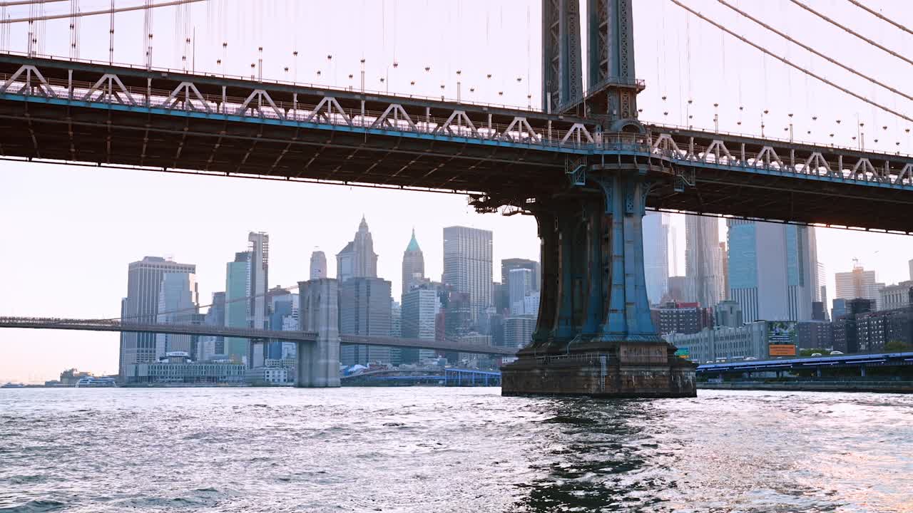 Nueva York, EE. UU., 2 de septiembre de 2025: Manhattan Bridge con el skyline de la ciudad. Vista diurna del Manhattan Bridge que cruza el East River con el skyline de fondo