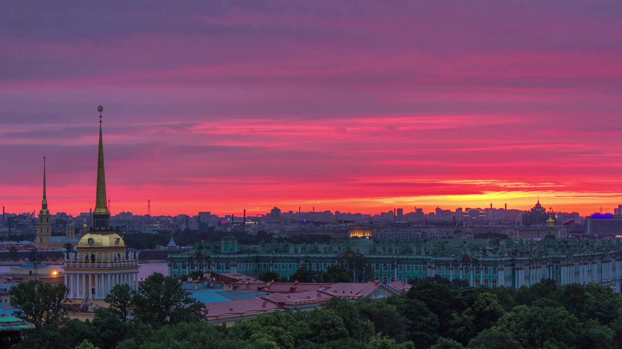 Nascer do sol com chuva sobre o centro histórico da colunata da Catedral de Santo Isaac timelapse. Edifício do Almirantado, Praça do Palácio, Palácio de Inverno, Fortaleza de Pedro e Paulo à distância. São Petersburgo, Rússia