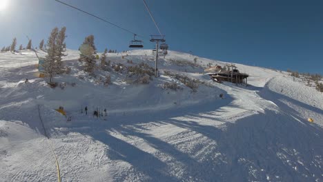 Hombres-Y-Snowcat-Trabajando,-Limpiando-La-Nieve-En-Una-Pista-De-Esquí