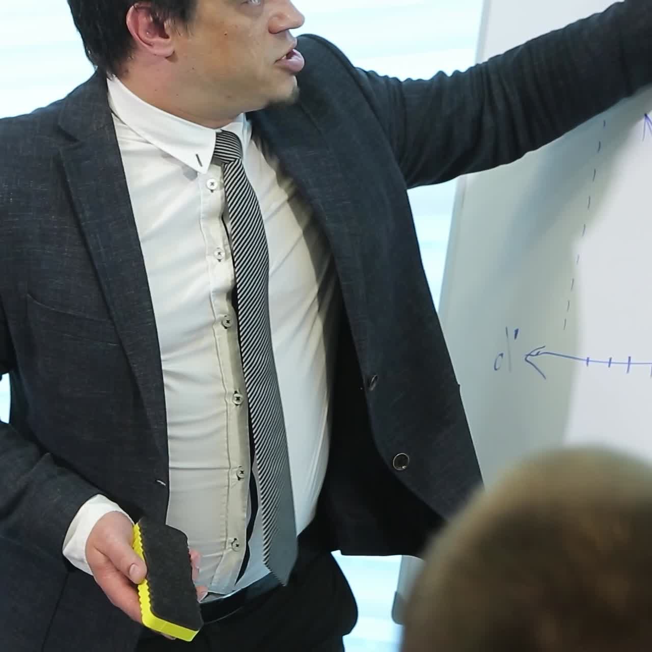 personas de negocios que analizan las estadísticas