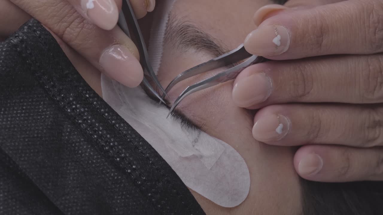 cerrar la colocación de las pestañas falsas en el ojo