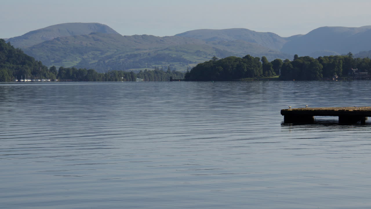 Široký záběr směřující na sever podél jezera Windermere, brzy ráno na parkovišti Beech Hill