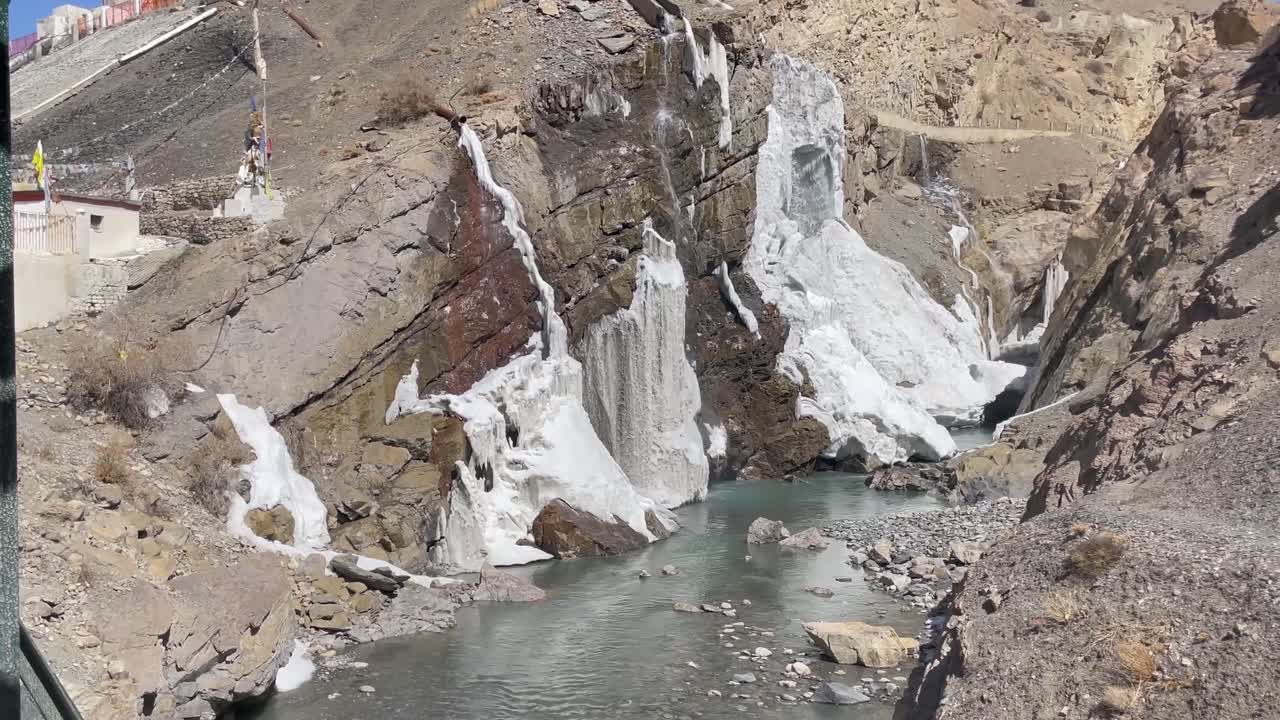paisaje de invierno de la cascada de lingti en el valle de spiti en himachal pradesh, india