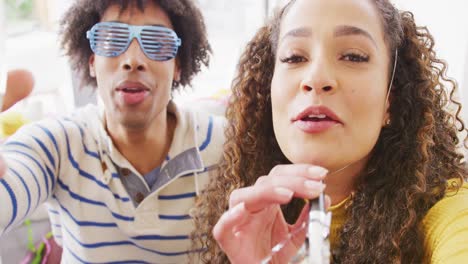 video de una feliz pareja diversa celebrando la víspera de año nuevo y haciendo una videollamada