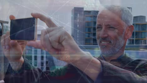 animación de un hombre de negocios caucásico fotografiando con el teléfono en la ciudad y sus amigos jugando en el casino