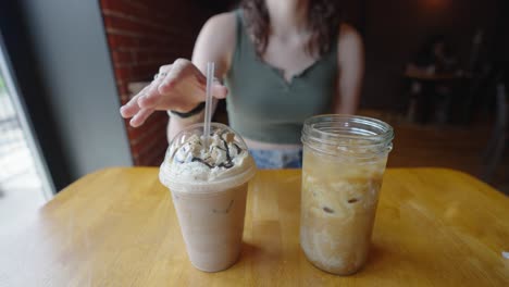 Vergleichen-Sie-Einen-Plastikbecher-Und-Einen-Strohhalm-Mit-Einem-Glasbecher-Mit-Kaffee