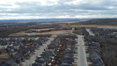 Luftaufnahme-Einer-Modernen-Vorstadtgemeinde-In-Calgary,-Kanada,-Im-Frühling-Nach-Der-Schneeschmelze
