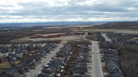 Vista-Aérea-De-Una-Comunidad-Suburbana-Moderna-En-Calgary,-Canadá,-En-Primavera-Después-De-Que-La-Nieve-Se-Derrita