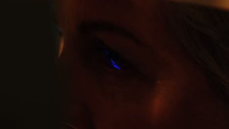 optometrista examinando los ojos del paciente con una lámpara de hendidura 4k