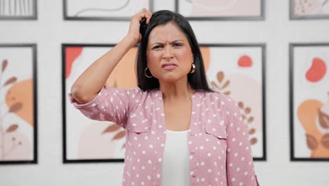 mujer india moderna confundida