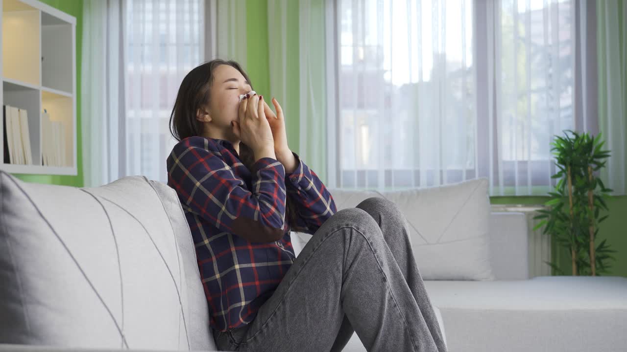 아픈 여성이 재채기하고, 코가 흐르고, 기분이 좋지 않습니다.