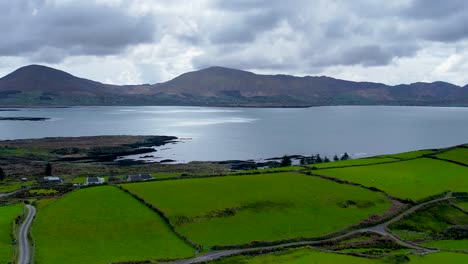 Eine-4k-Aufnahme-Von-Der-Beara-Halbinsel-Und-Dem-Meer-Von-Links-Nach-Rechts