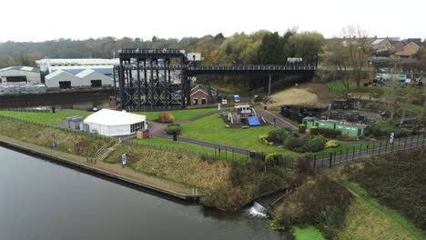 canal anderton victoriano industrial elevador de barcos vista aérea río tejedor alejarse inclinar hacia arriba