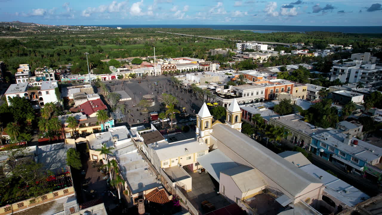 toma rotacional de drones de la plaza principal de san jose del cabo en baja california sur mexico