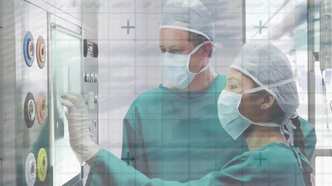 Læge betjener touchskærm og vejleder sygeplejerske i at justere scanninger for optimal medicinsk billedkvalitet.