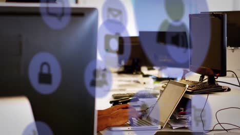 animación de iconos y lenguaje informático sobre hombre caucásico escribiendo en el teclado de una computadora portátil