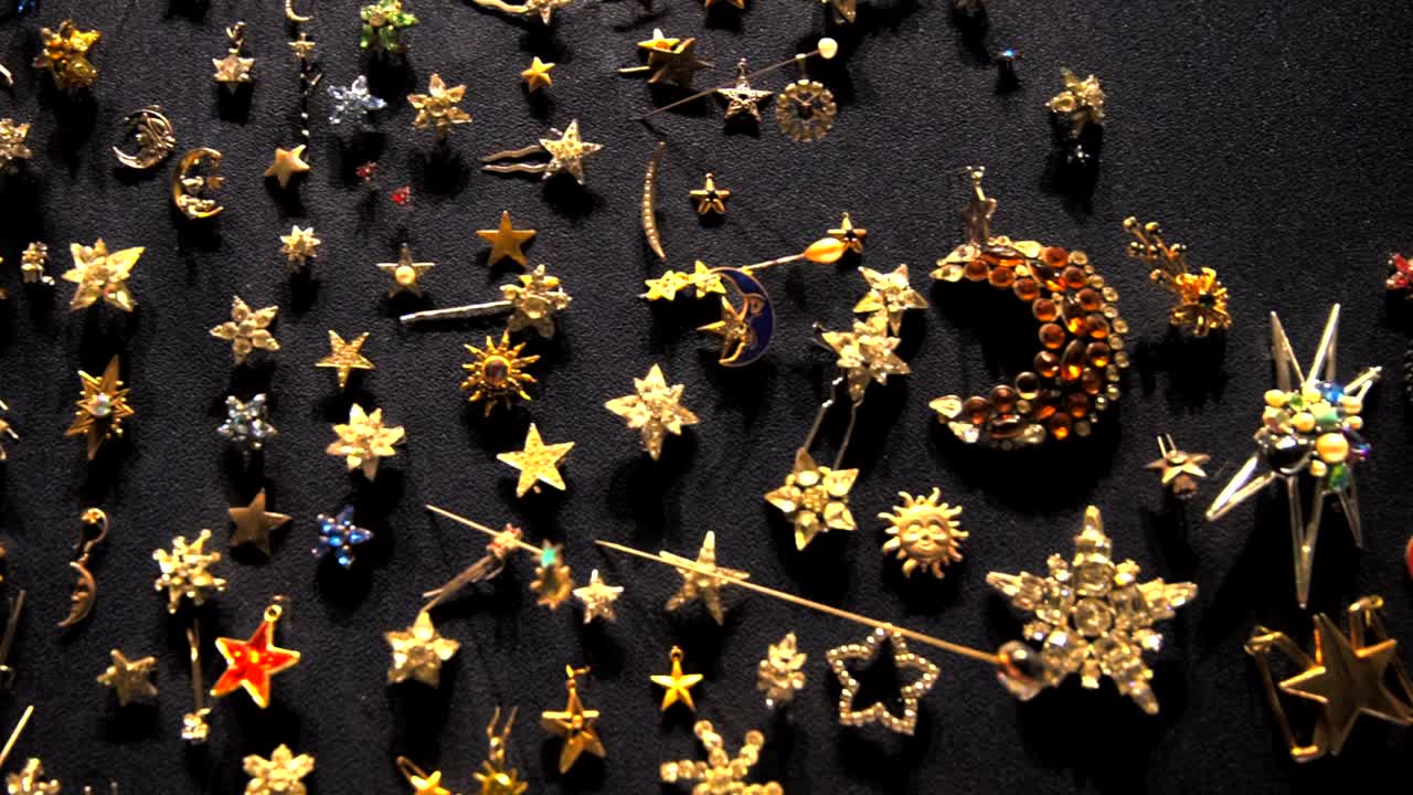 검은색 배경에 보석 펜던트 브로치의 판닝