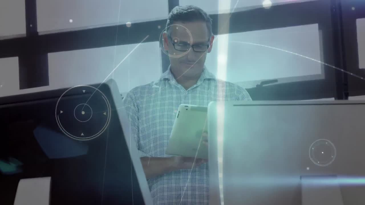 animación de la red de conexiones a través de un hombre de negocios que usa una tableta