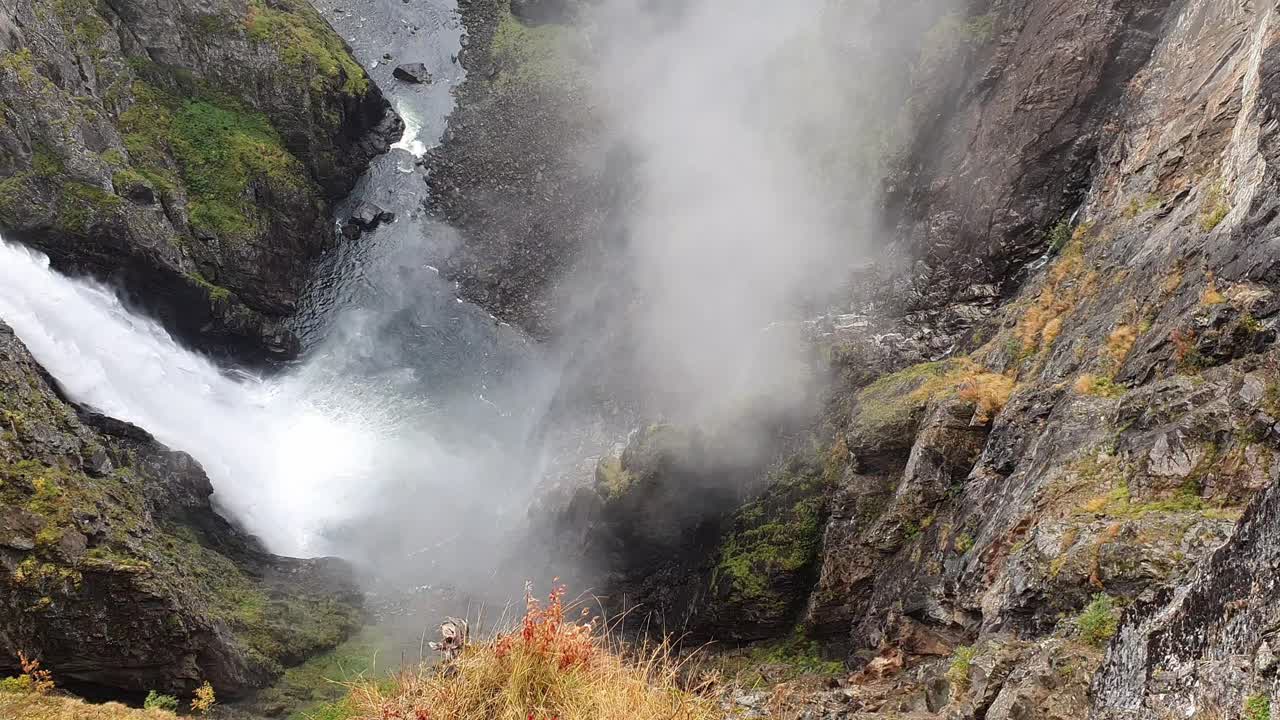 cerca de las profundidades de la cascada voringfoss en noruega