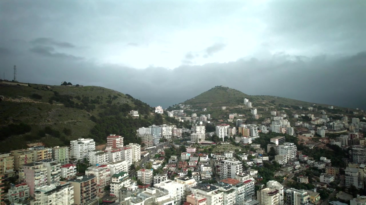 Vista cinematografica con drone di Saranda nuvolosa, Albania