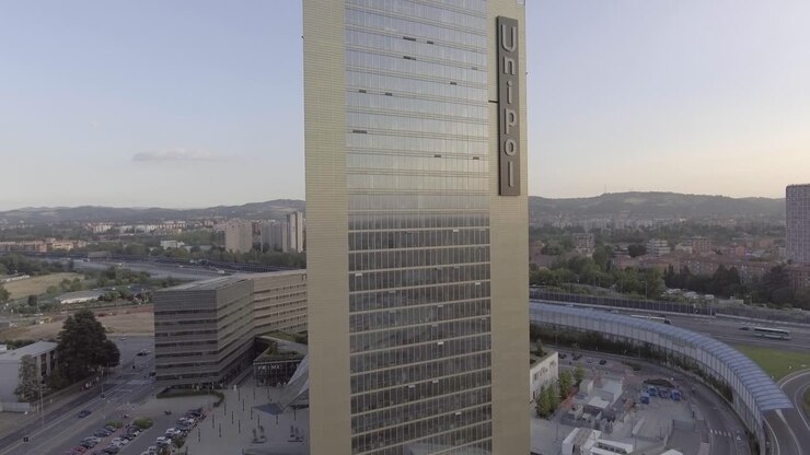 Drone in volo vicino a un alto grattacielo