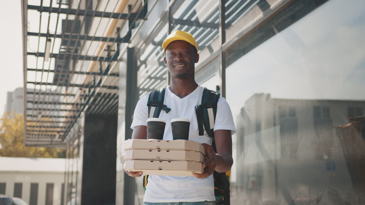 Fattorino sorridente con pizza e caffè