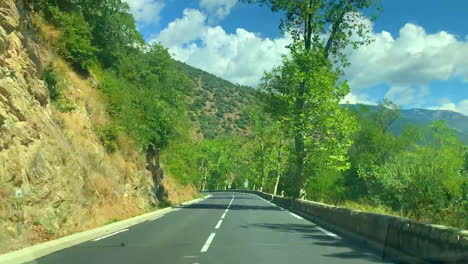 Conduciendo-A-Través-De-La-Vegetación-Y-La-Sinuosa-Carretera-De-Austria